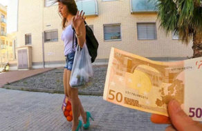 Española folla en una furgoneta cuando vuelve de hacer la compra en el super